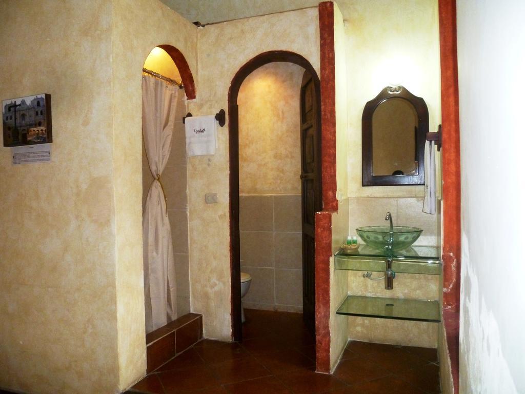 Hotel Y Galeria Uxlabil Antigua Habitación foto